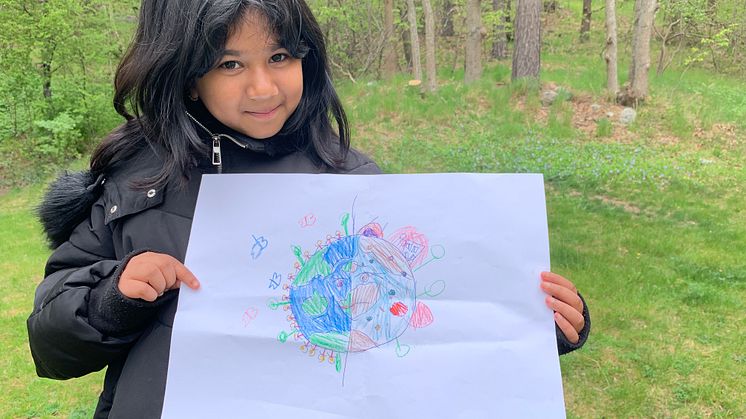 Jasias teckning syns uppsatt i Alby som en del av reklamen för Albydagen den 27 maj.