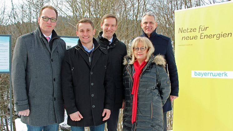 Christoph Henzel, Mitglied der Bayernwerk-Geschäftsleitung, Regierungspräsident Rainer Haselbeck, stv. Landrätin Helga Weinberger, Vorjahressieger Michael Miedl und Bürgermeister Martin Behringer (v.r.) in Thurmansbang beim diesjährigen Auftakt.