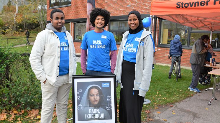 Adnan Ayanle, Sebastian Snell og Samira Hashi (komitéleder) fra TV-aksjonskomiteen på Stovner.