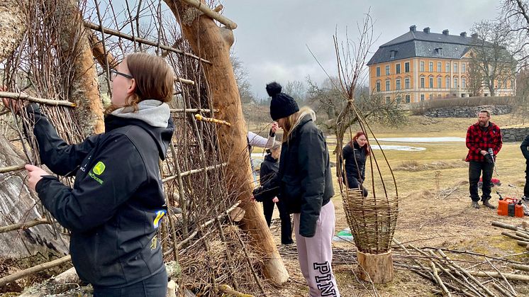 Öknaskolans elever och Kultivator arbetar med verket Göhsir på Nynäs slott. ﻿﻿Foto: Jonas Rahm