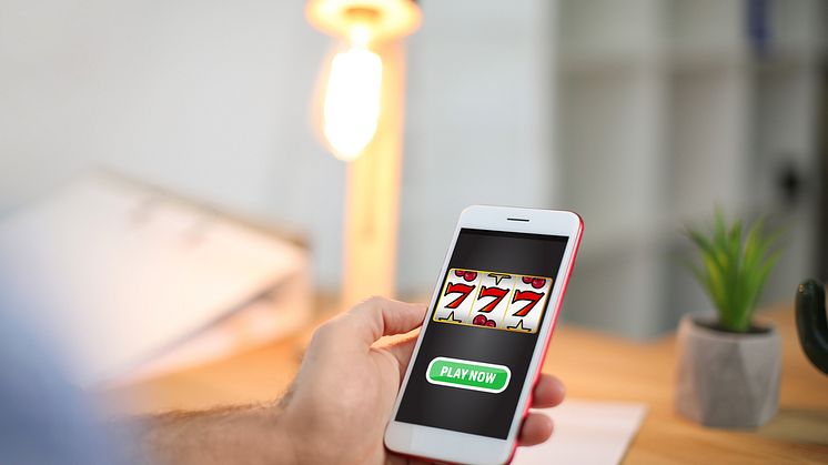 Spel på kredit är olagligt men ändå erbjuder många licenserade spelbolag fakturaspel.