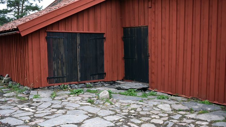 Kvibergsnäs Landeri - gårdsplanens stenläggning