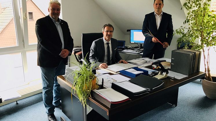 Zeichnung des Kommunalvertrages für zwölf Liegenschaften. Von links: Stefan Teutscher (DG Sales Manager Kommunal), Adrian Roskoni (Bürgermeister), Lennart Götte (DG Sales Manager FTTH).