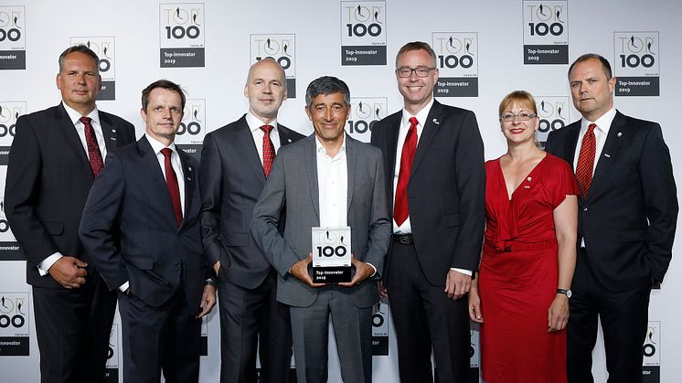 Zum zweiten Mal für seine Innovationsfreude ausgezeichnet: Das Algeco-Management freut sich über die erneute Wahl unter die TOP 100 des deutschen Mittelstands. V.l.n.r. Kai Reese, Joachim Wetter, Stefan Weiß, Ranga Yogeshwa, Lars Hillers, Katharina B