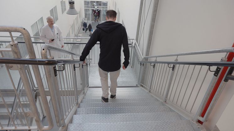 Här ses patienten utföra tester vid Umeå universitetssjukhus tillsammans med Peter Andersen, överläkare i neurologi och professor vid Institutionen för klinisk vetenskap vid Umeå universitet.