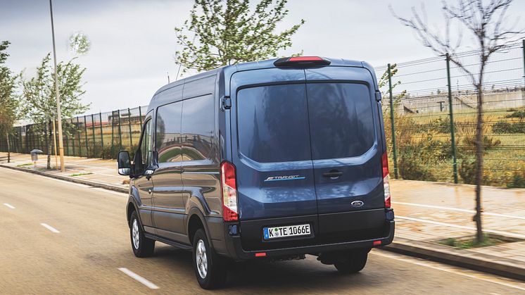 E-TRANSIT_CHROME_BLUE_L2H2_05