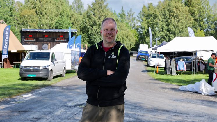 DET BLIR JAKT- OG FISKEDAGER: Stein Tore Andersen ved Anno Norsk skogmuseum ønsker velkommen til De 59. nordiske jakt- og fiskedagene fra torsdag til søndag. Foto: Ali Suliman/Anno