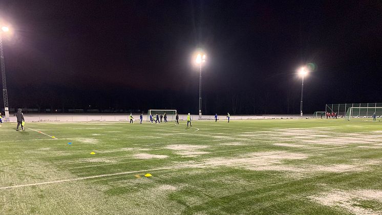 Bättre belysning på idrottsplanen hos IFK Örby.
