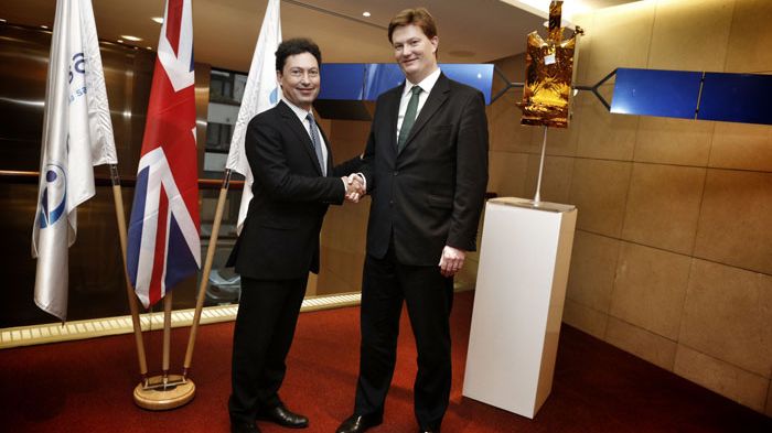 UK Chief Secretary to the Treasury, Danny Alexander, visits Eutelsat to discuss ground-breaking "Eutelsat Quantum" class satellite