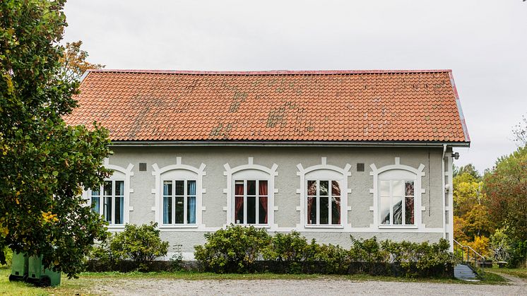 Bygdegårdsföreningen på Aspö norr om Strängnäs har med stöd från Klimatfond Strängnäs tilläggsisolerat taket på den 120 år gamla bygdegården.  Foto: Lina Östling