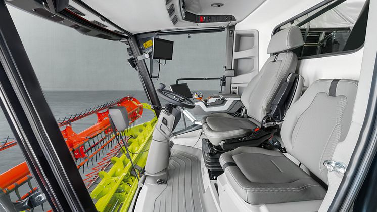 The generous space in the head and foot area as well as the optional leather seat, which can be rotated by 30 degrees on both sides, are particularly noteworthy for the optimal seating position at all times. 