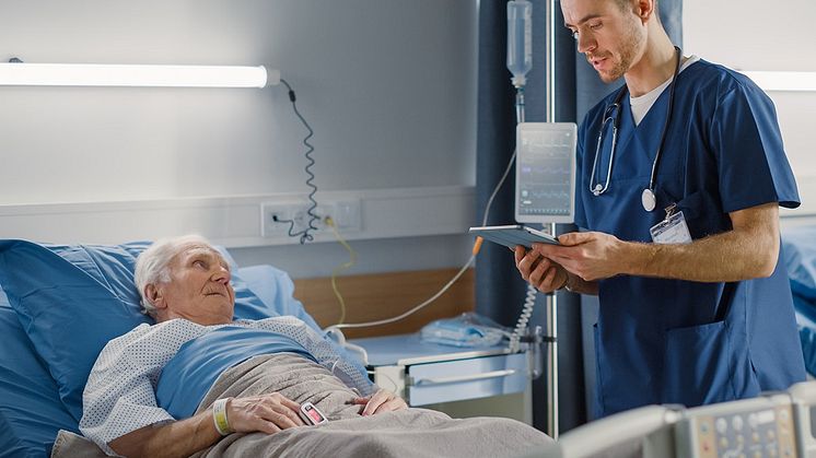 ww_physician-accessing-patient-data-on-tablet
