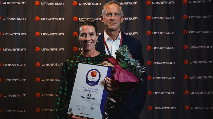 Sofie Wallenberg, chef affärsområde hälso- och sjukvård, och Mats Fogelberg, kommunikations- och hållbarhetsdirektör, på prisutdelningen Sveriges bästa arbetsgivare 2023.