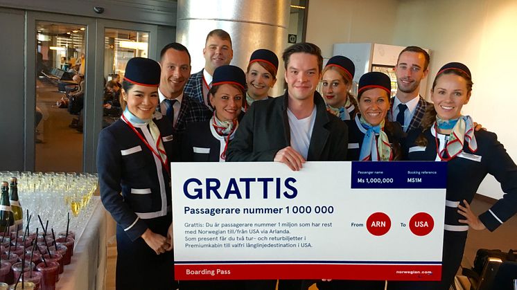 Daniel Holmgren blev Norwegians passagerare nummer 1 000 000 som flugit med bolagets långlinjer till och från Stockholm Arlanda