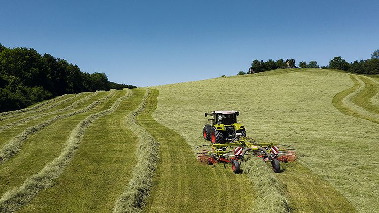 CLAAS unveils next-generation dual rotor swathers with central swathing