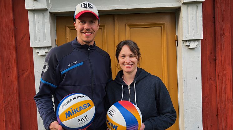 Mattias och Astrid Malmrot har fått stöd av kommunen för sitt invånarinitiativ att arrangera beachvolley-skola i Tjälvesta.