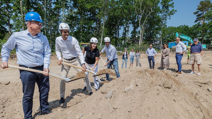 Johan Persson, kommunstyrelsens ordförande, Joakim Henriksson, VD OBOS Sverige, Paula Eskilsson, projektledare OBOS och Anders Carlsson, VD Svensk Entreprenad AB. 