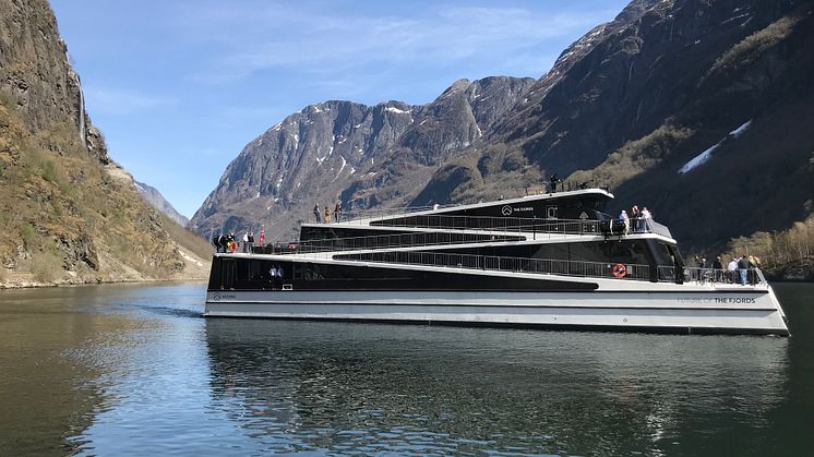 Her setter verdas fyrste heilektriske fartøy avgårde - gjennom ein av verdas vakraste og skjøraste fjordar. Foto: Malene Romestrand / Flåm AS