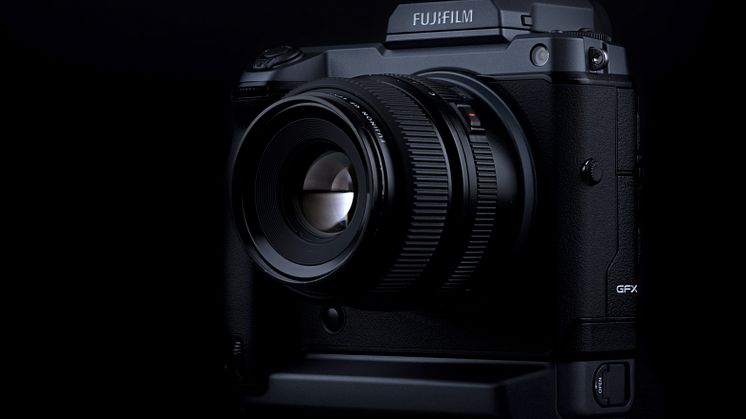 FUJIFILM GFX 100 Side low angle - Jonas Rask