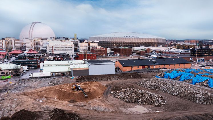 Slakthusområdet utvecklas till en urban stadsdel med bostäder, arbetsplatser, handel och kultur. Äldre byggnader med högt kulturvärde bevaras medan andra rivs för att ge plats åt nybyggnad, parker och torg. Bild: Skanska