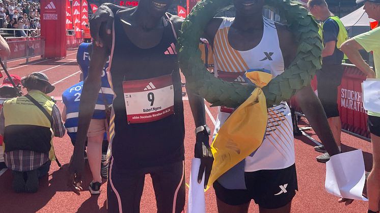 Vinnaren Fredrick Kibii tillsammans med loppets tvåa Robert Ngeno. 