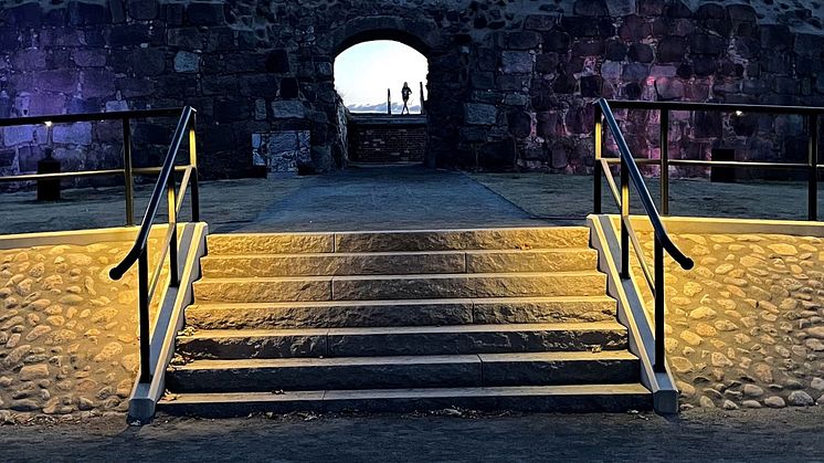 Slottsholmen, Västervik. Vägen upp till slottsruinen är upplyst av 40 st HLS Snap som är integrerade i handledaren.