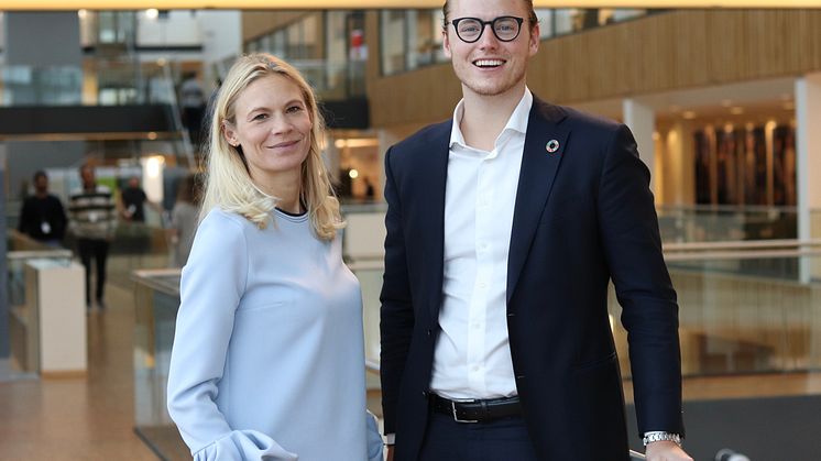 Storebrands konserndirektør for kommunikasjon, bærekraft og næringspolitikk Karin Greve-Isdahl og nordisk bærekraftsjef Marcus Bruns. 