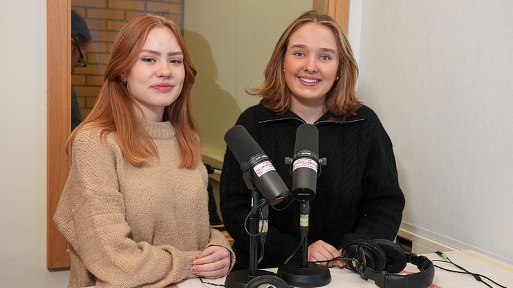 Amelie Mattsson och Annacornelia Stridh är programledare för en av sändningstimmarna på Hulehjälpen.
