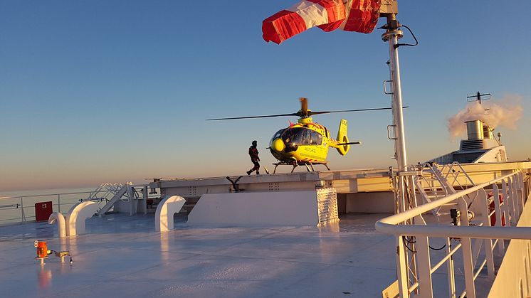 Redningshelikopteren på M/F Berlins helipad.