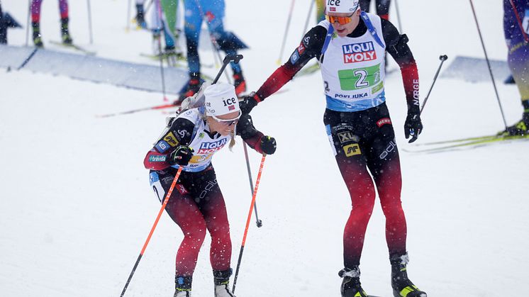 KLARE FOR PAR-STAFETT: Tiril Eckhoff og Johannes Thingnes Bø skal forsvare fjorårets VM-gull for Norge. Foto: NTB Scanpix