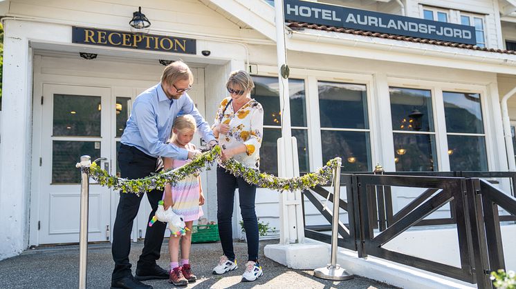 Representanter fra de tidligere eierne stod for den offisielle åpningen av Hotel Aurlandsfjord