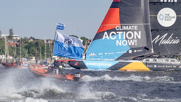 Team Malizia geht als fünftes Boot um die Wendemarke und genießt die volle Aufmerksamkeit, begleitet von Patrolbooten