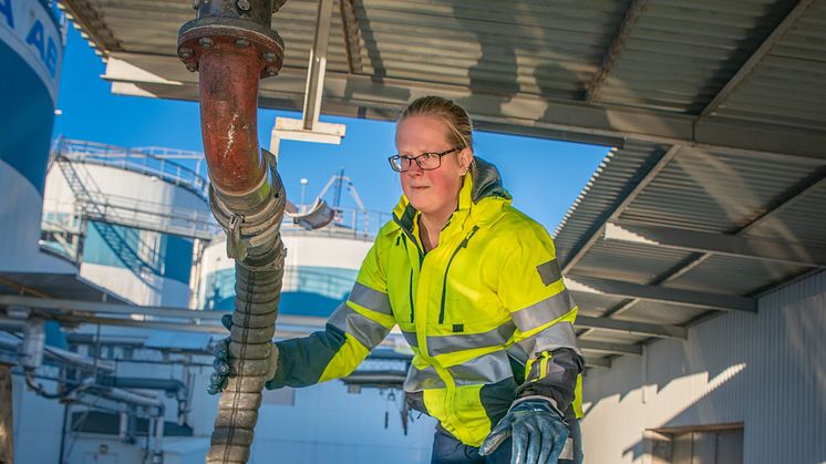 Lastbilsförare Sofia Persson arbetar med att köra petroleumtransporter.