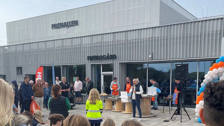 Kommunstyrelsens ordförande Ann Kajson Carlqvist invigningstalade. Foto MVB.