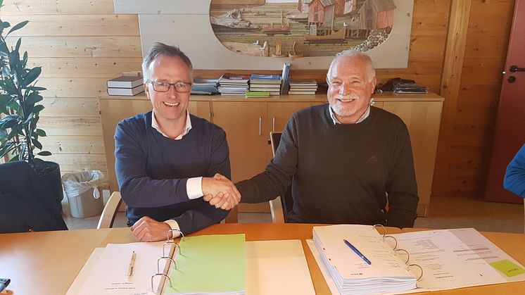 Signering av kontrakt for bygging av ny dypvannskai på Monstad. Jan Petter Birkeland for Fosen Vind og Helge Stjern for Stjern Entreprenør.