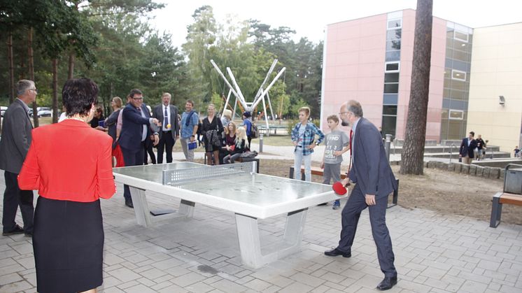 Landrat Daniel Kurth (r.) und Bernaus Bürgermeister André Stahl probieren die Geräte auf dem neu gestalteten Campus aus. Foto: Pressestelle LK Barnim/Oliver Köhler