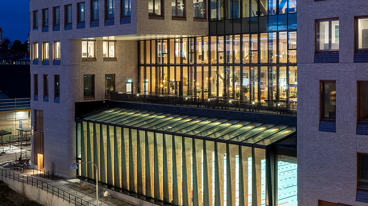 Kvällsvy över Solna simhall och Kv Poolen. Foto: Peder Lindbom, AIX Arkitekter.