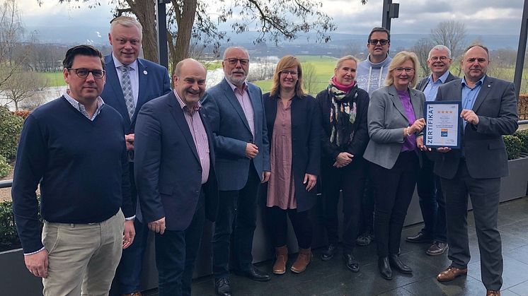 Die Urkunde zur Auszeichnung des Weser-Radwegs als ADFC-Qualitätsradroute mit 4 Sternen ist vom Vorstand des Weserbergland Tourismus e.V. mit großer Freude empfangen worden.