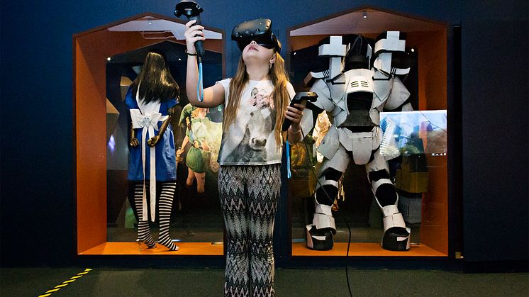 Gå på plankan högt mellan hustaken i Tekniska museets VR-labb. Foto Anna Gerdén.