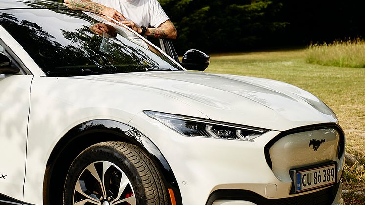 Tv-vært Felix Smith havde inviteret venner og familie til Ford Mustang Mach-E Home Party.