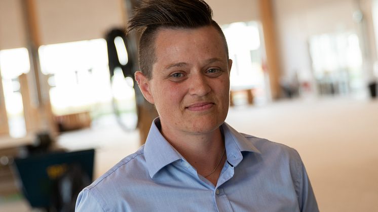 Mai-Britt Kristiansen, underviser på Tradiums tømreruddannelse, har som den første fået Byggeriets Faglærerpris for på exceptionel og usædvanlig vis brænde for at motivere, bakke op om og løfte unge til at blive dygtige håndværkere. 