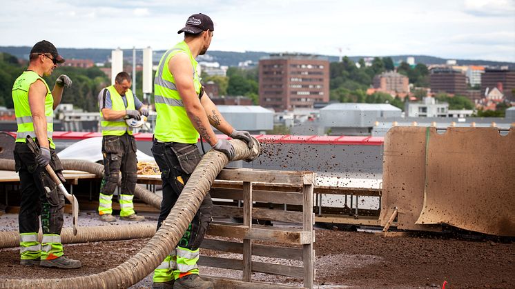 Jordblandingen sprøytes på taket på Vega Scene. Nå får temaet bak anerkjennelse for løsningen. Foto: Bergknapp AS