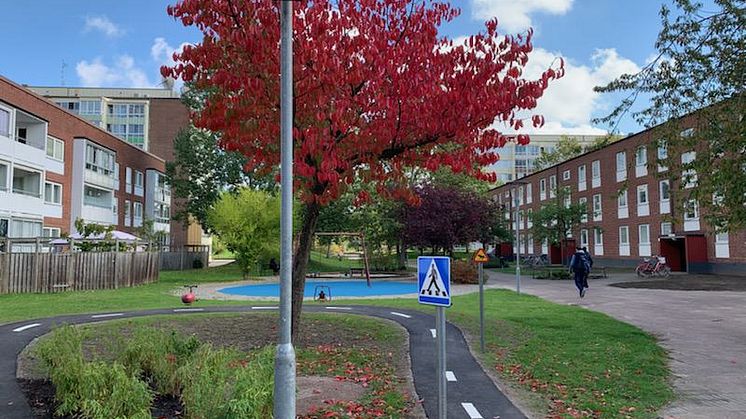 Den nya cykelbanan på Örtagårdens mötesplats.