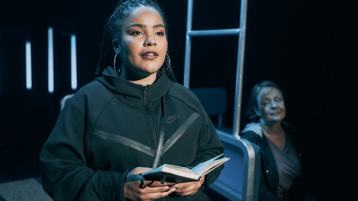 Skodespelar Jenny Mueni Ndunda i Linje 5 av Zeshan Shakar og Don Martin er av den typen historier Det Norske Teatret og Samlaget ønskjer fleire av. Foto: Dag Jenssen.