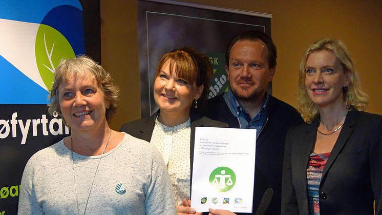 Anita Winsnes (Miljømerking), Marianne Størseth (Fairtrade), Ole Petter Bernhus (Debio) og Ann-Kristin Ytreberg (Miljøfyrtårn) lanserte 30. mai en veileder for bruk av miljømerker og miljøledelse i offentlige anskaffelser. 