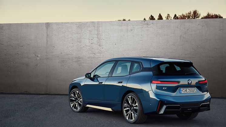 BMW iX xDrive60 i farven Arctic Race Blue