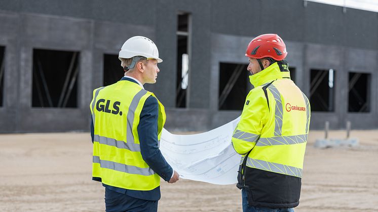 Jacob Krogh Fischer, Head of Technology & International Operations i GLS Denmark, og Torben Mortensen, projektchef i Gråkjær.