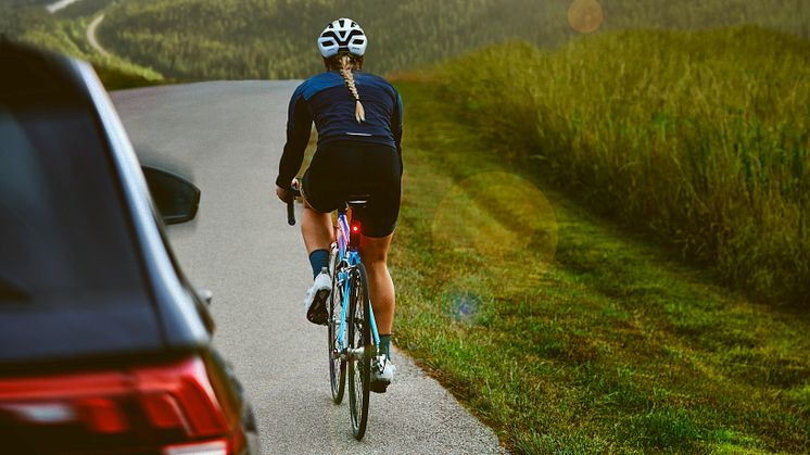 Inbyggd kamera spelar kontinuerligt in dina omgivningar under cykelturen och sparar bildmaterialet ifall en incident upptäcks