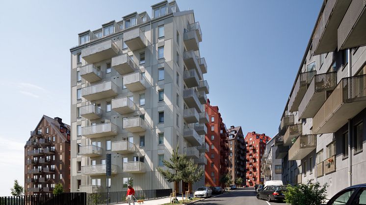 Byggnaderna i det nya området har ett gemensamt uttryck men ges variation i kulör och upplevd byggnadshöjd då de klättrar upp för Albyberget och synliggör landskapets topografi. 