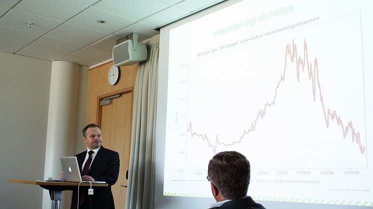 Pekka Kääntä presenterar sin rapport "Renovering av miljonprogrammet – ett gyllene läge"